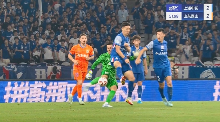 bob半岛体育平台-比赛第51分钟，王大雷开球时遭蒋圣龙犯规，蒋圣龙吃到黄牌