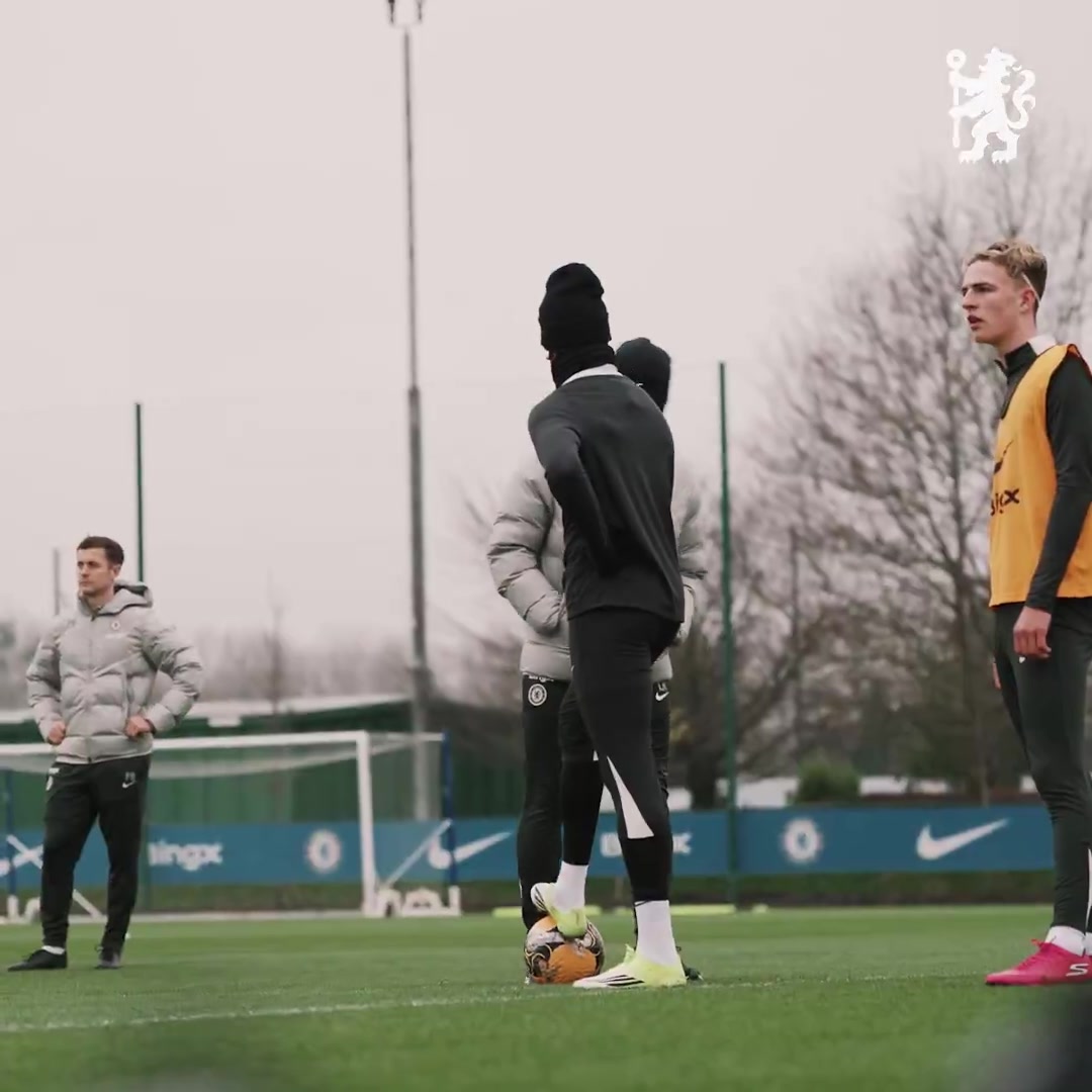 首训！切尔西新帅罗塞尼尔首次带队训练，激情呼喊+与球员搭肩